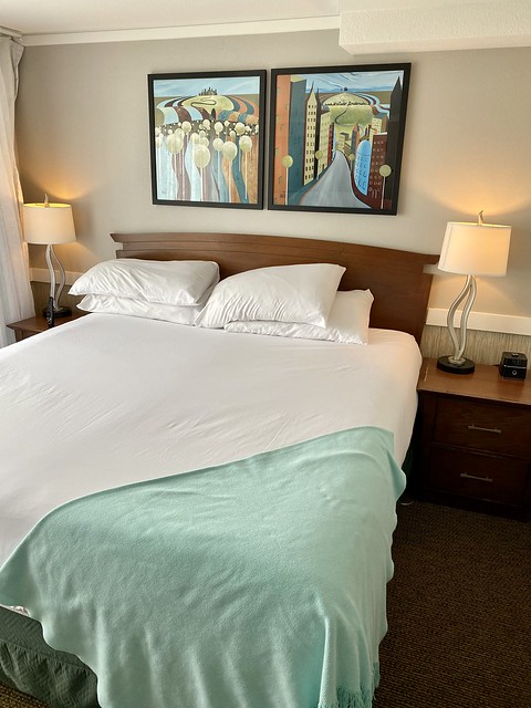 Surfsand Cannon Beach suite with king bed.