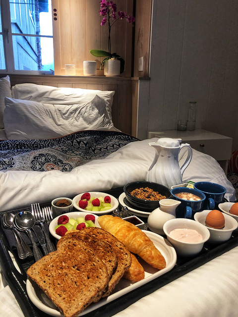breakfast in bed, room service breakfast tray, vagabonds house carmel inn by the sea, carmel california bed and breakfast